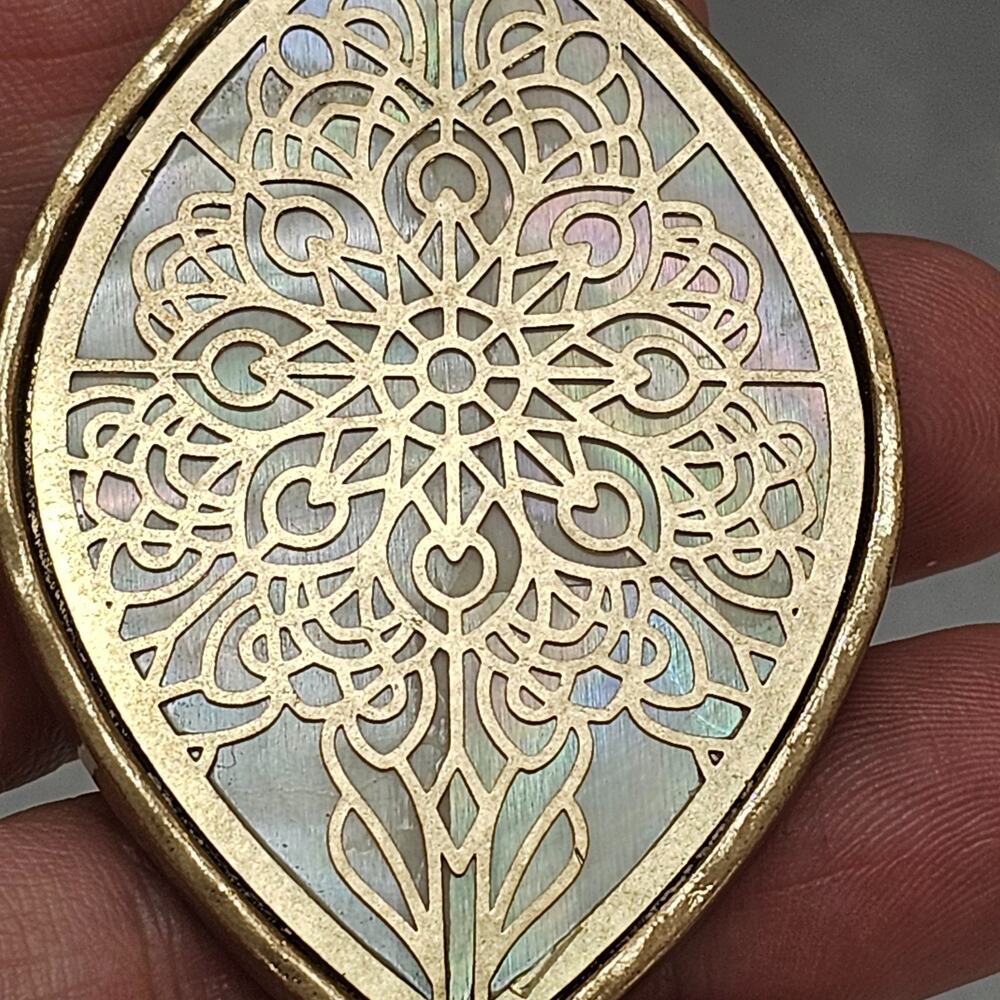 C1946 Mother of Pearl MOP Filigree Floral Mandala Pendant Necklace Gold Tone - Picture 3 of 7